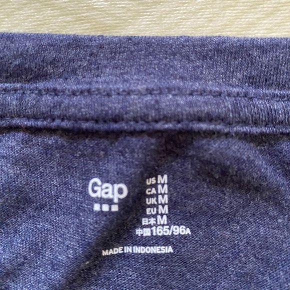 Gap Women’s Navy Blue Logo T-shirt size medium - Picture 3 of 8